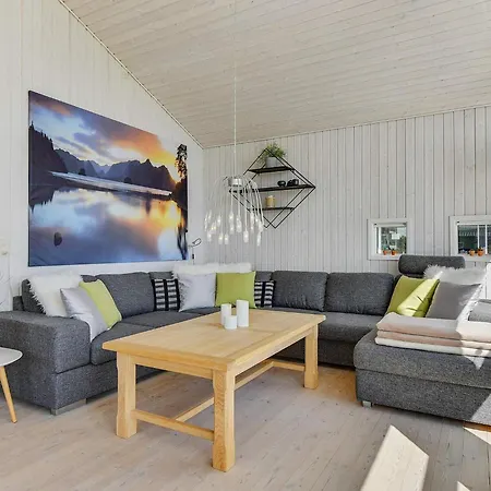 Spacious Retreat With Fjord View - By Traum Feriehus