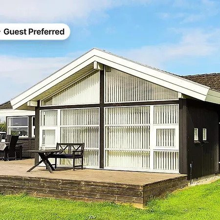 Spacious Retreat With Fjord View - By Traum Feriehus